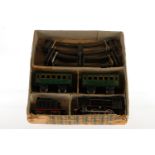 Märklin Zugpackung, S 0, Uhrwerk intakt, CL, mit B-Dampflok R 880, Tender, 2 Wagen und Schienen,