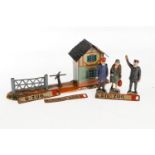 Konv. Zubehör: 3 E Eisenbahnfiguren, Masse, bemalt, rissig, 1 Arm besch., H 7, dazu 3 Schilder "D-