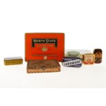 Konv. 8 Blechdosen und Zigarillo-Holzschachtel mit Knöpfen und Gardinenstangenzubehör für die