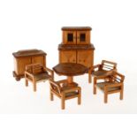Konv. Puppenmöbel, Wohnzimmer, Holz, mit Anrichte, Kommode, Tisch und 4 Stühle, Anrichte H 15,