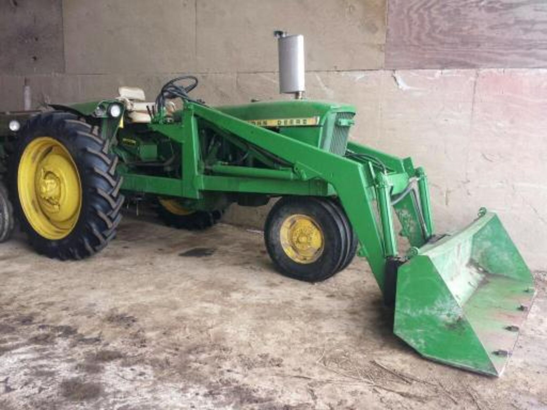 JD 2010 gas row crop, with loader that has a quick attach bucket, Tractor operates great, tachometer