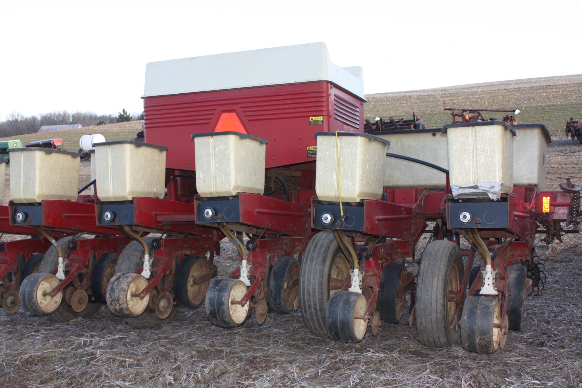 IH 800 6 row Narrow, planter w/ bean drum    VERY GOOD CONDITION,  FIELD READY!! comes with - Image 2 of 5