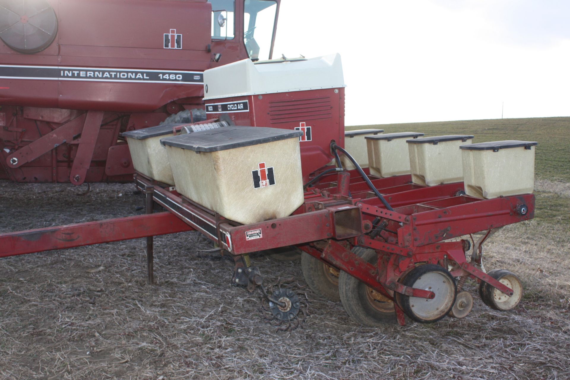 IH 800 6 row Narrow, planter w/ bean drum    VERY GOOD CONDITION,  FIELD READY!! comes with - Image 4 of 5