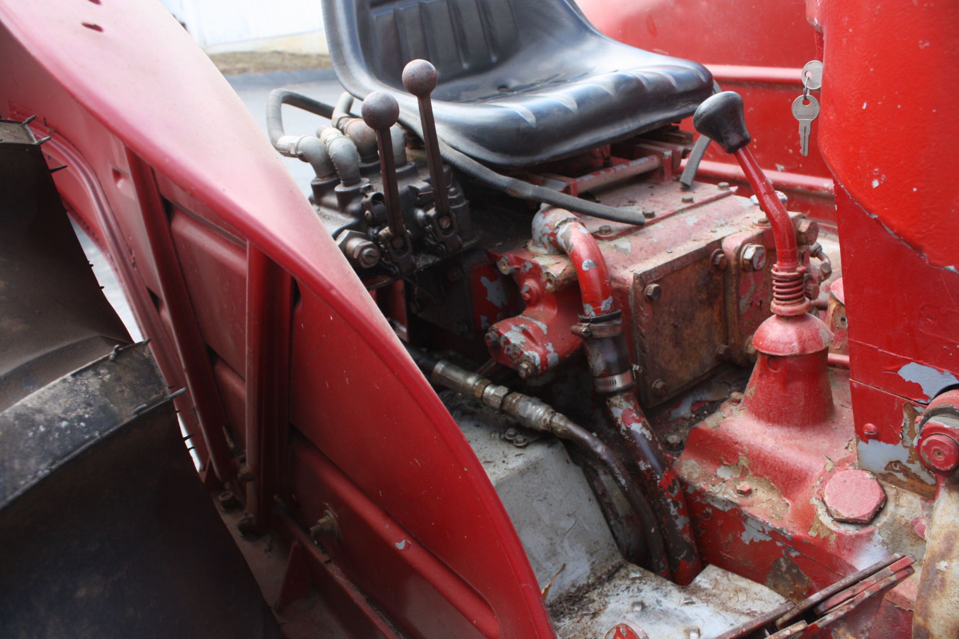 IH 634-D tractor (rare to find in the states) runs strong, Decent sheetmetal, has diff lock, pto and - Image 11 of 20