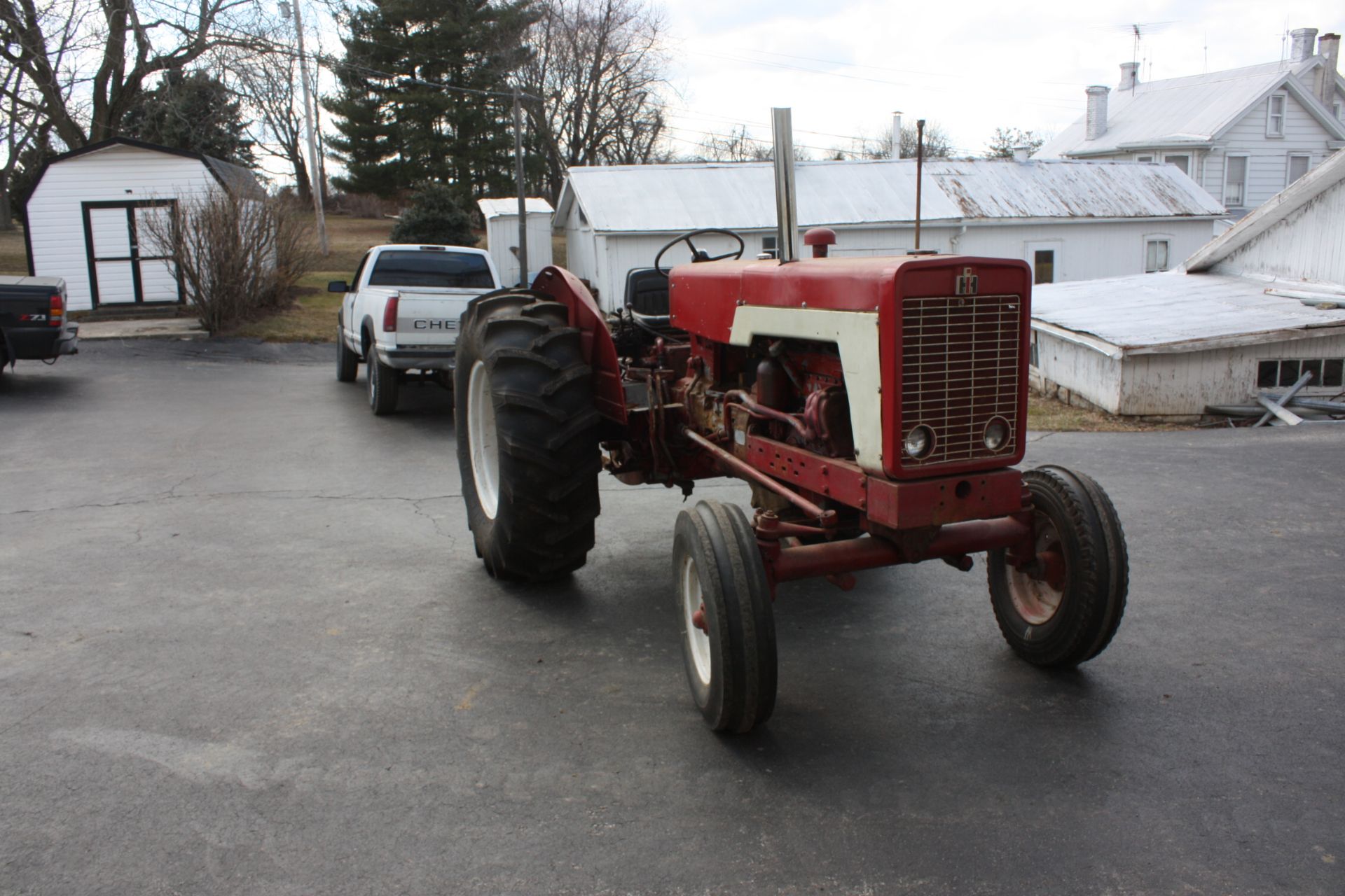 IH 634-D tractor (rare to find in the states) runs strong, Decent sheetmetal, has diff lock, pto and - Image 10 of 20