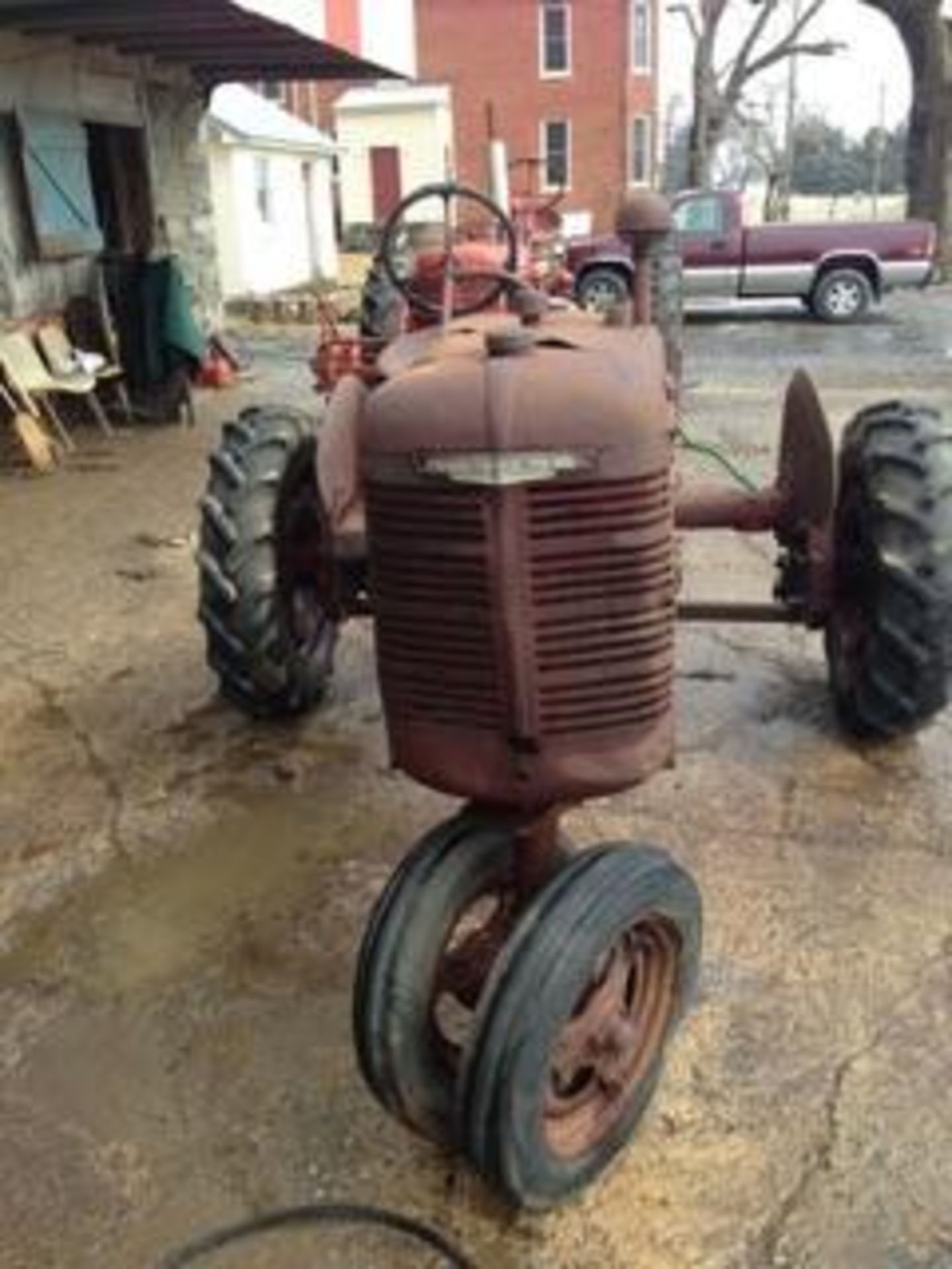 Farmall B with parts removed, would make a great restoration project!  This tractor was in a shed - Image 4 of 9