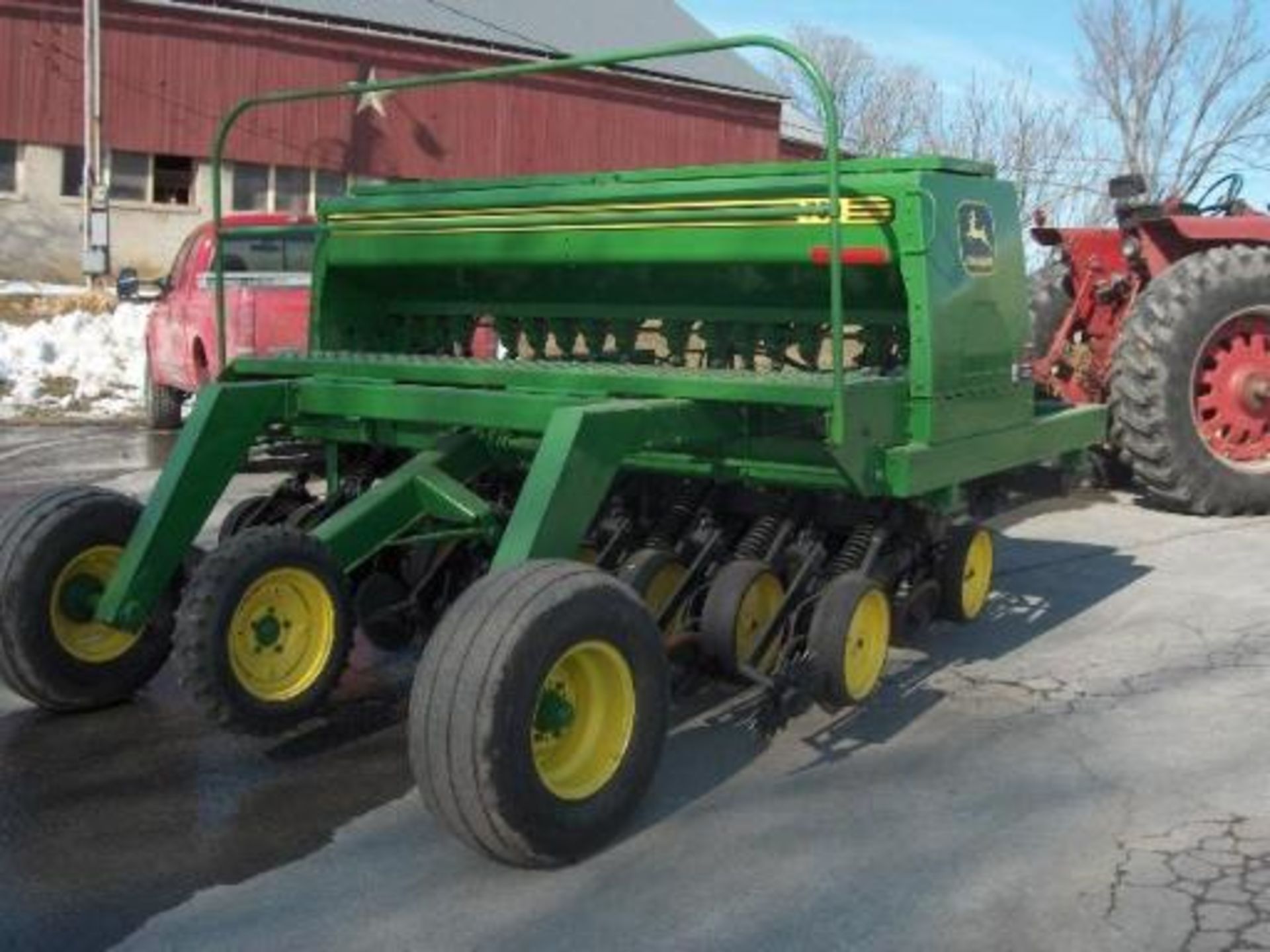 JD 750 NO-Till seed drill 10' wideth on 7 & 1/2 " disc spacing Like new! This machine is excellent