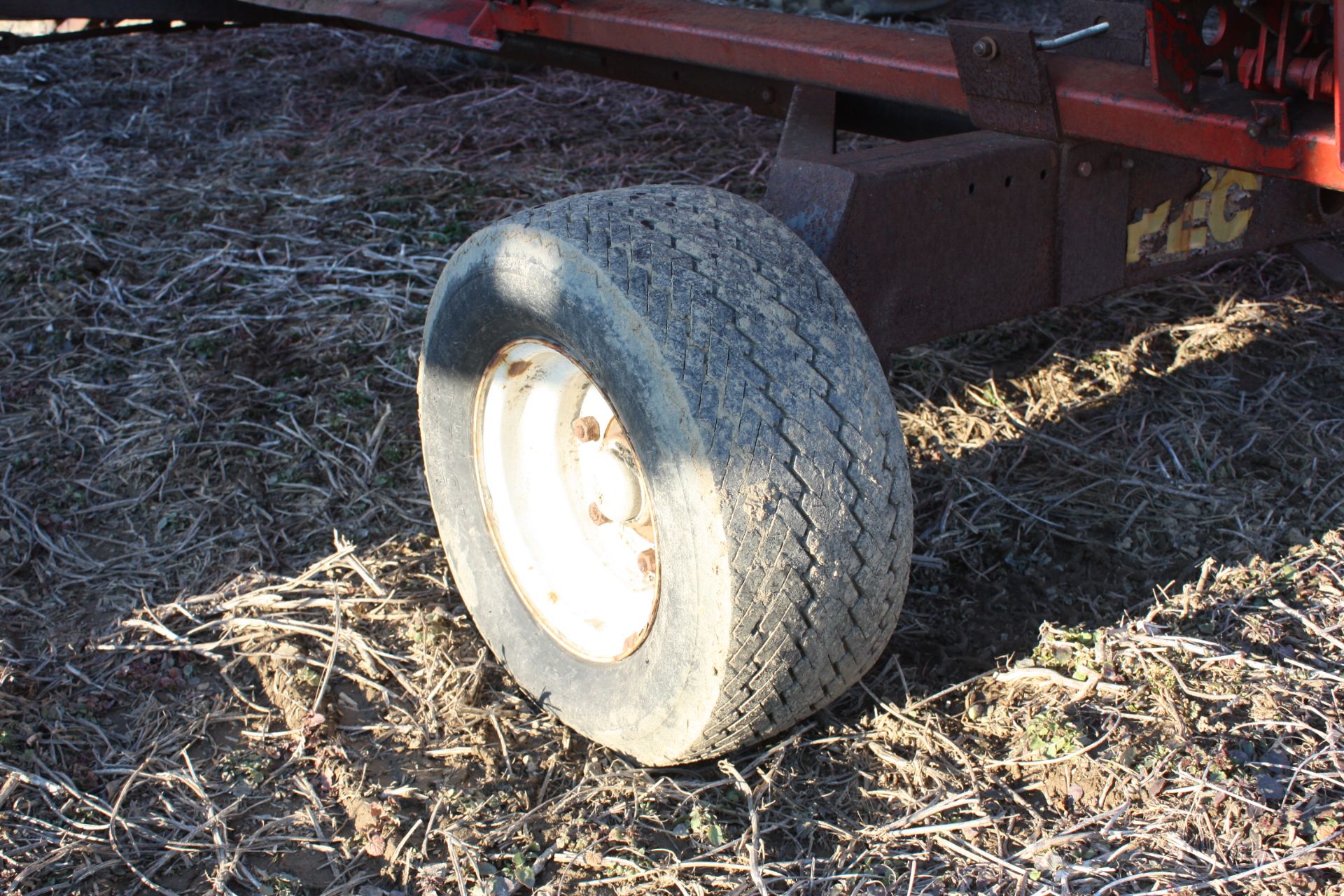 Pequea header wagon  the pictured  grain head is NOT included in this lot - Image 2 of 4