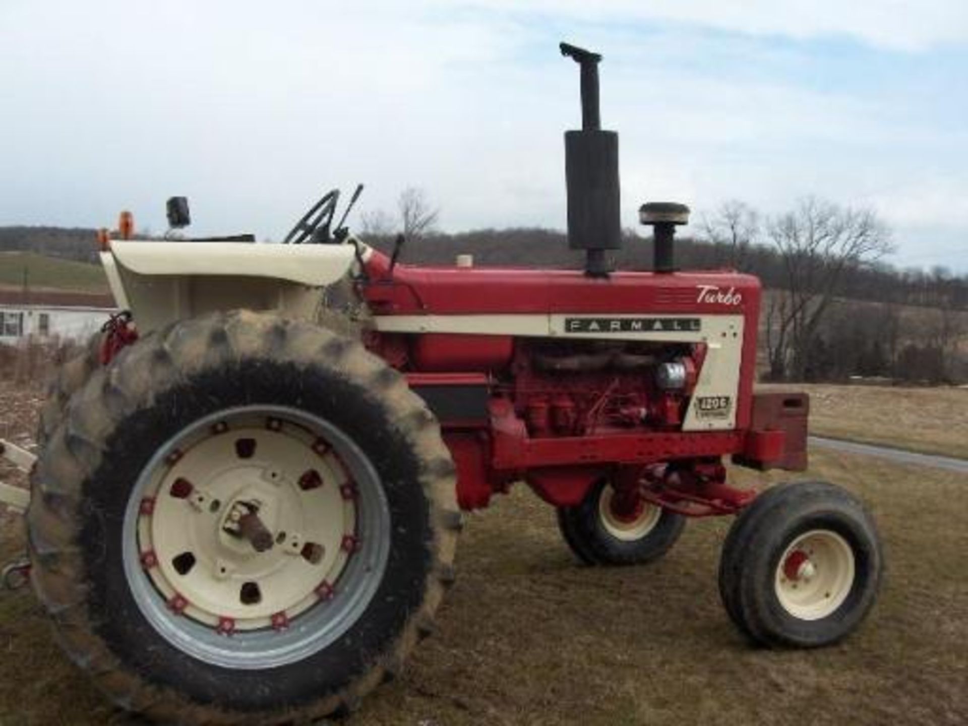 Farmall 1206 recent paint, wfe, 3 pt, TA and dual pto and Hyd,  Runs and operates - Image 3 of 8