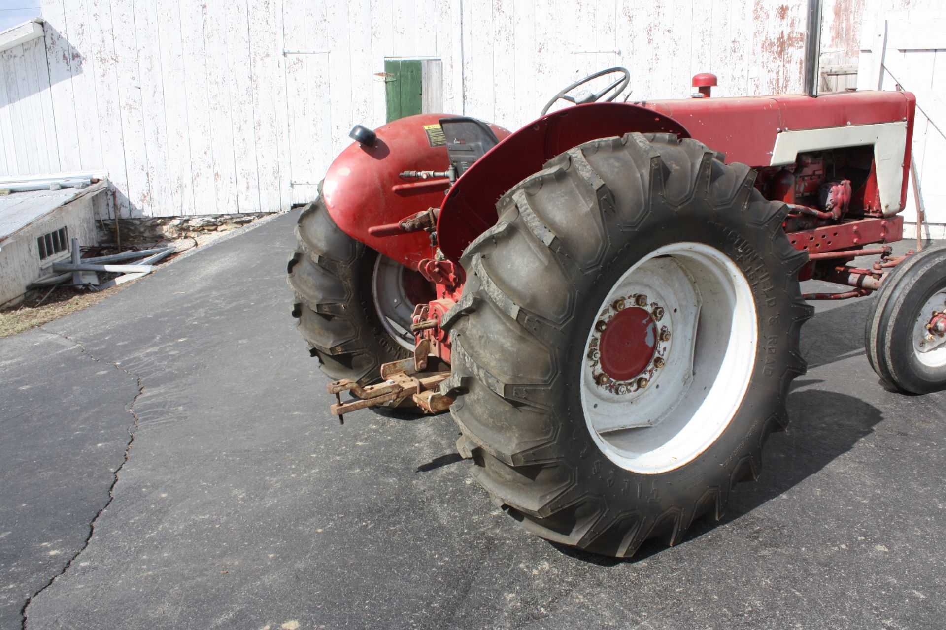 IH 634-D tractor (rare to find in the states) runs strong, Decent sheetmetal, has diff lock, pto and - Image 3 of 20