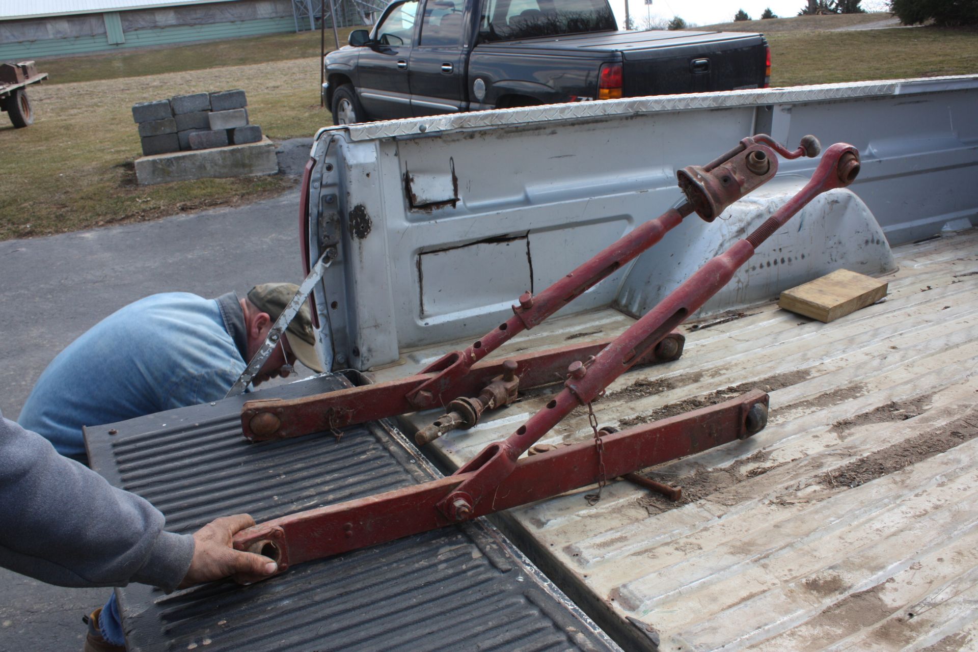 IH 634-D tractor (rare to find in the states) runs strong, Decent sheetmetal, has diff lock, pto and - Image 15 of 20