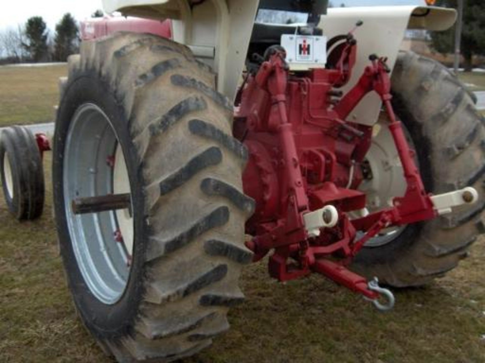 Farmall 1206 recent paint, wfe, 3 pt, TA and dual pto and Hyd,  Runs and operates - Image 7 of 8