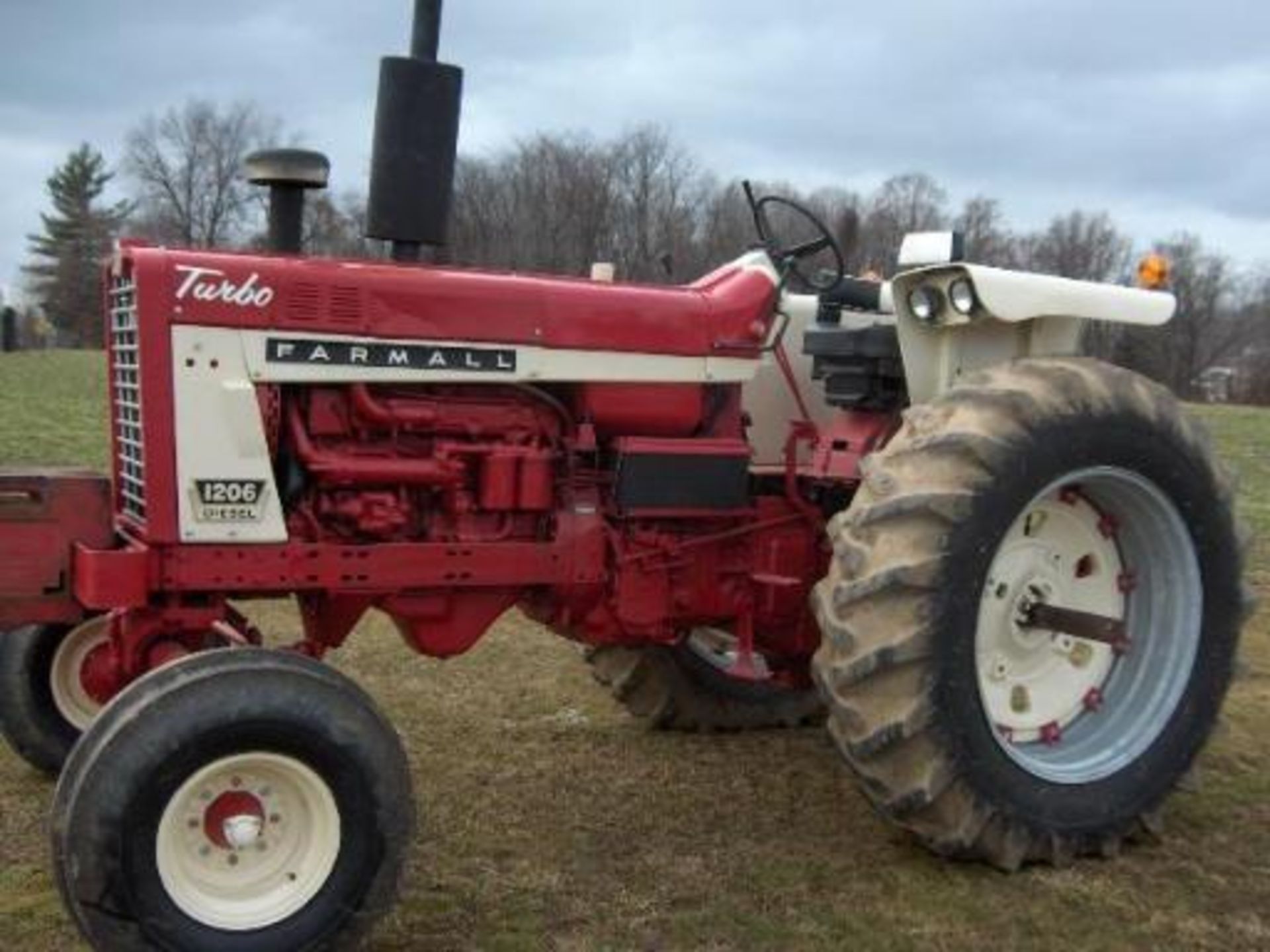 Farmall 1206 recent paint, wfe, 3 pt, TA and dual pto and Hyd,  Runs and operates - Image 2 of 8