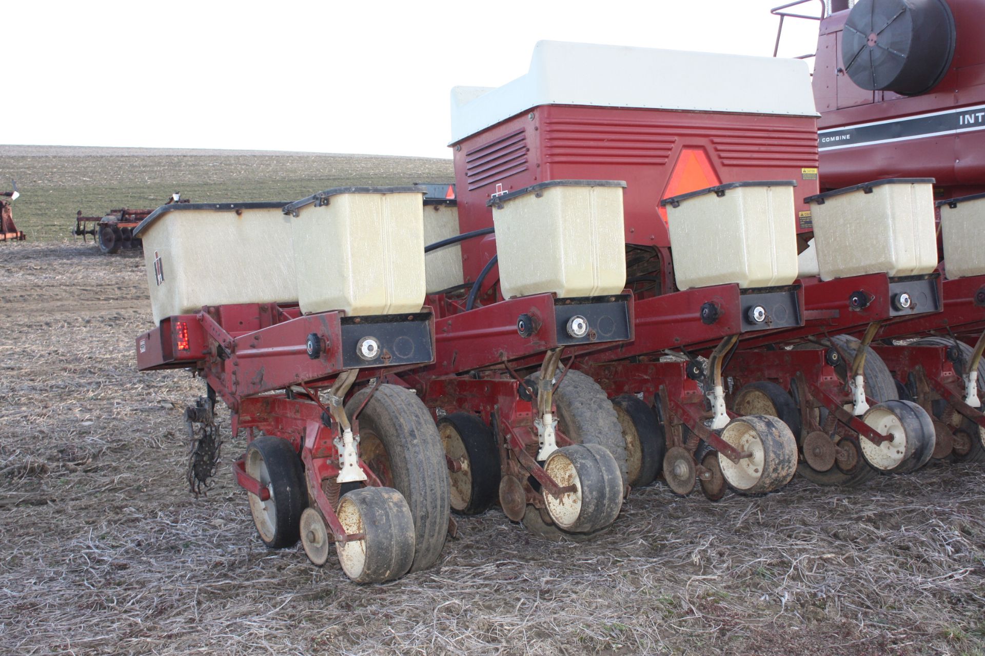 IH 800 6 row Narrow, planter w/ bean drum    VERY GOOD CONDITION,  FIELD READY!! comes with - Image 3 of 5