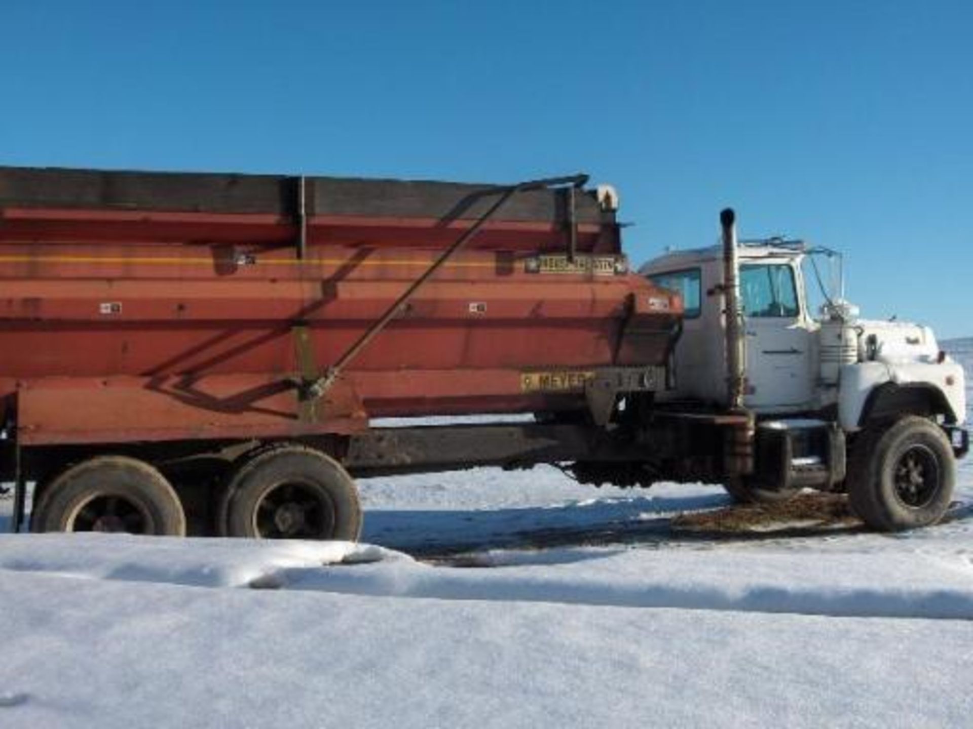 Mack DM 965 1989 model 300 with recent ($12,000+) engine overhaul and Lo hole trans, and # 5570 Myer - Image 8 of 14