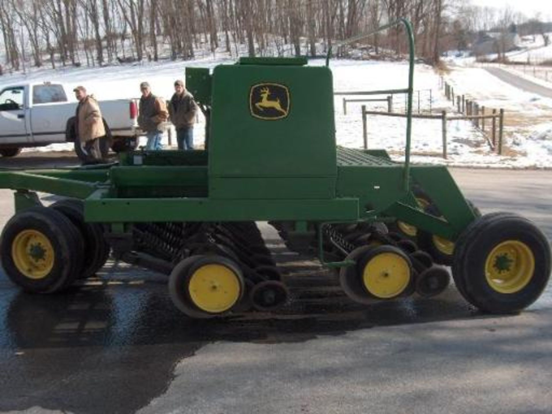 JD 750 NO-Till seed drill 10' wideth on 7 & 1/2 " disc spacing Like new! This machine is excellent - Image 6 of 8