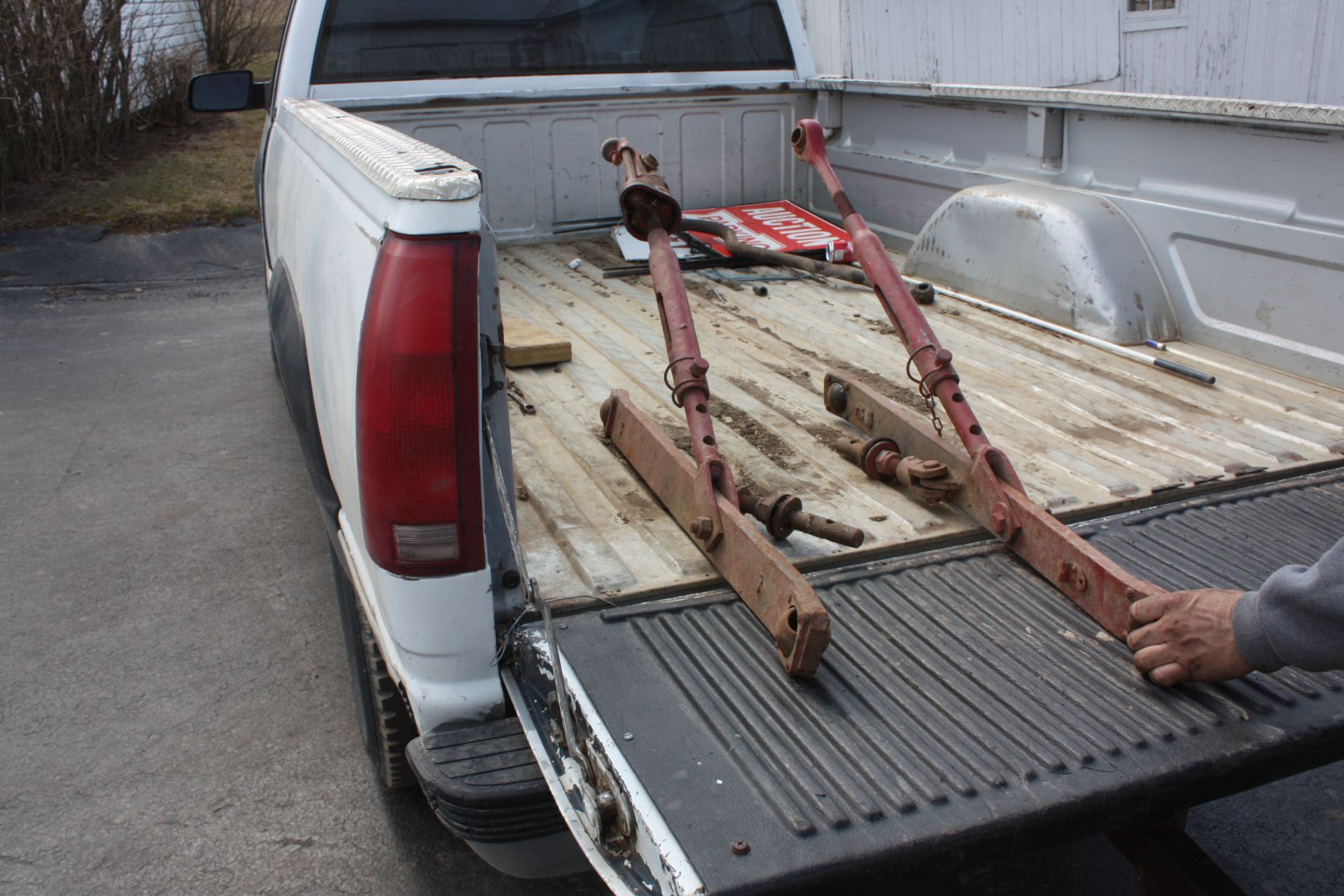 IH 634-D tractor (rare to find in the states) runs strong, Decent sheetmetal, has diff lock, pto and - Image 14 of 20