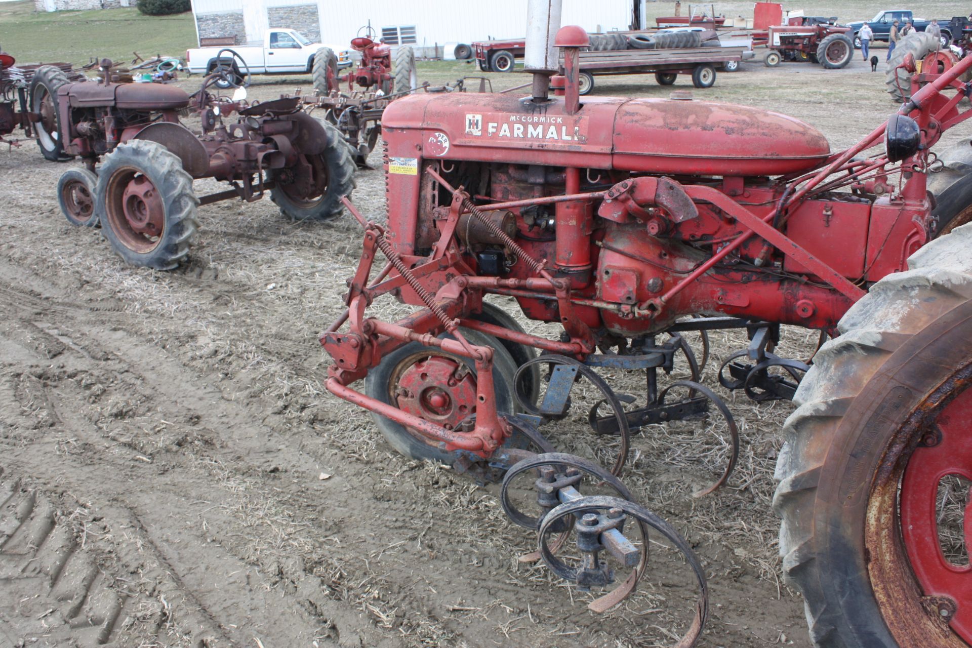 Farmall Super C with fast hitch and selling with a complete set of  Cultivators , Paint is fair. - Image 5 of 7