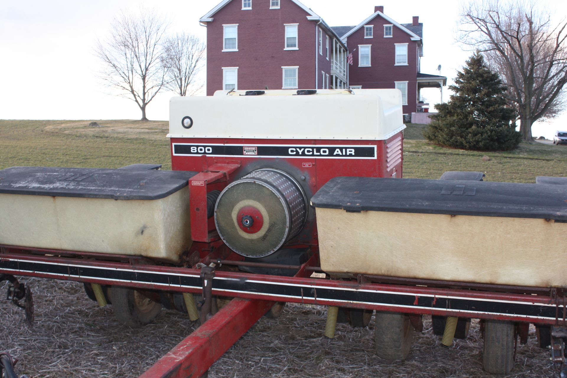 IH 800 6 row Narrow, planter w/ bean drum    VERY GOOD CONDITION,  FIELD READY!! comes with