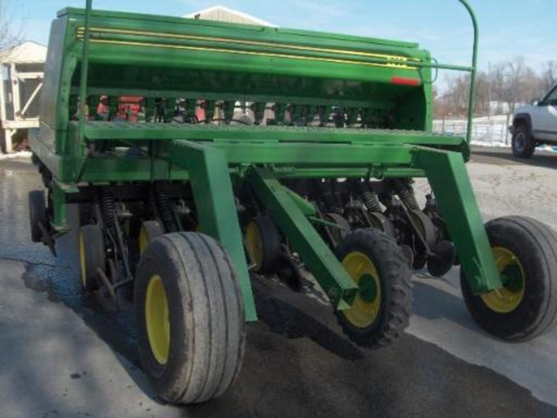 JD 750 NO-Till seed drill 10' wideth on 7 & 1/2 " disc spacing Like new! This machine is excellent - Image 5 of 8