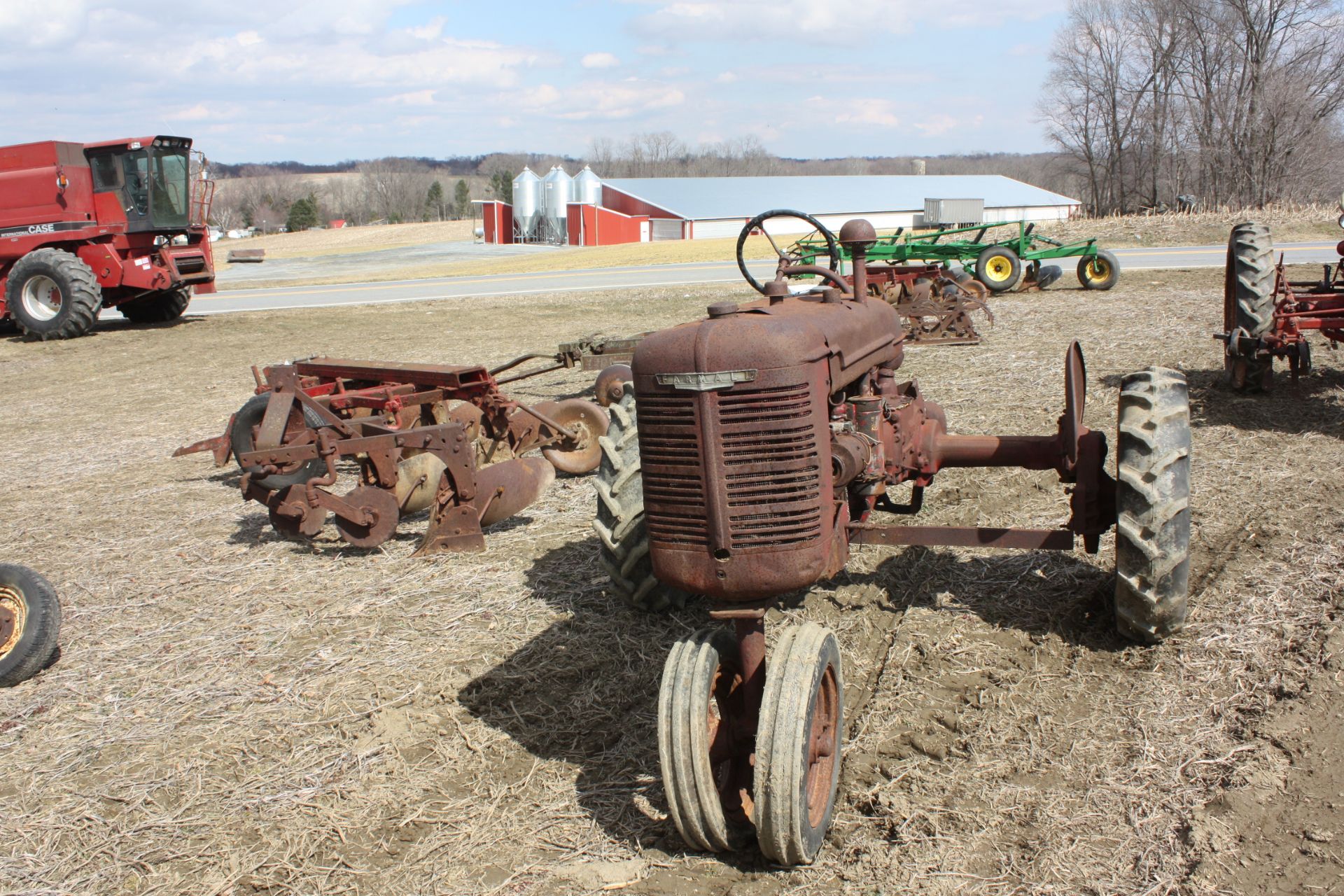 Farmall B with parts removed, would make a great restoration project!  This tractor was in a shed - Image 5 of 9