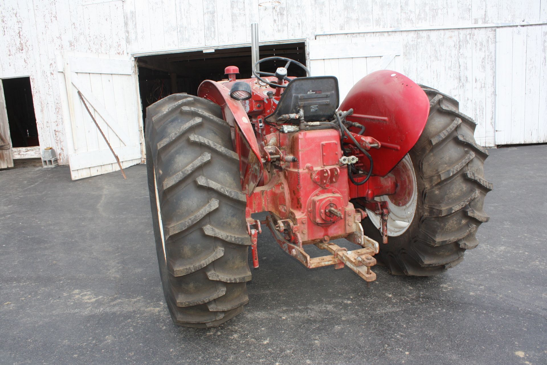 IH 634-D tractor (rare to find in the states) runs strong, Decent sheetmetal, has diff lock, pto and - Image 16 of 20