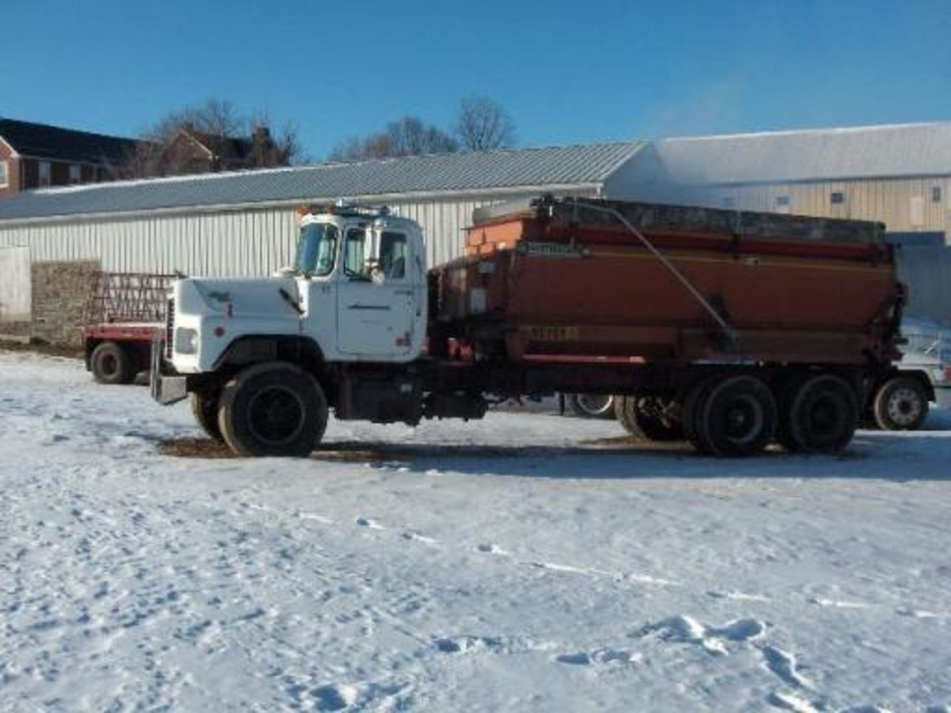 Mack DM 965 1989 model 300 with recent ($12,000+) engine overhaul and Lo hole trans, and # 5570 Myer - Image 5 of 14