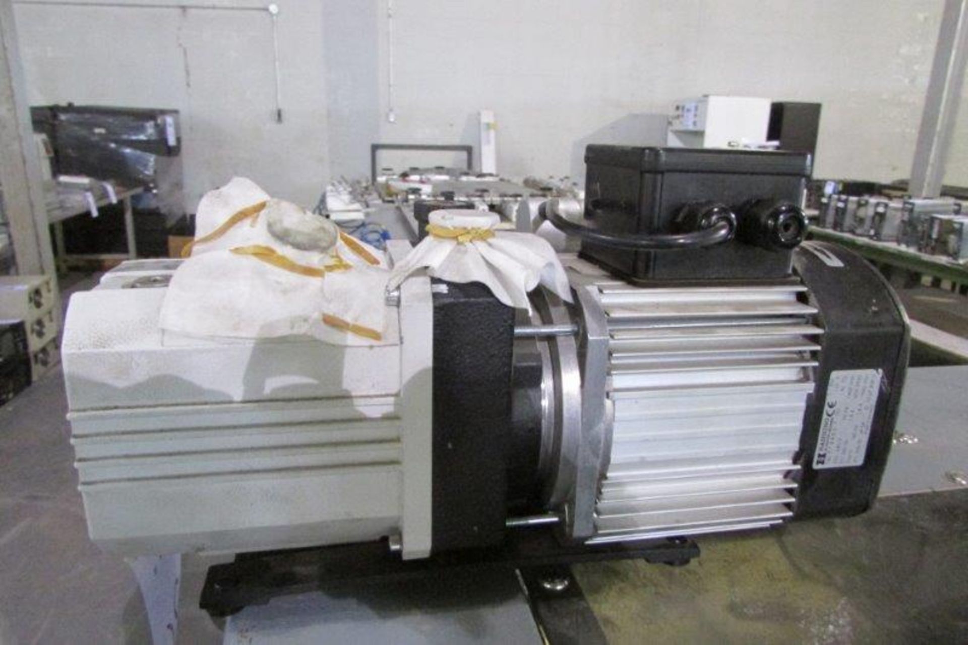 LEYBOLD OIL ROTARY DUAL-STAGE VANE VACUUM PUMP, MOD: TRIVAC D-2.5E - Image 2 of 2