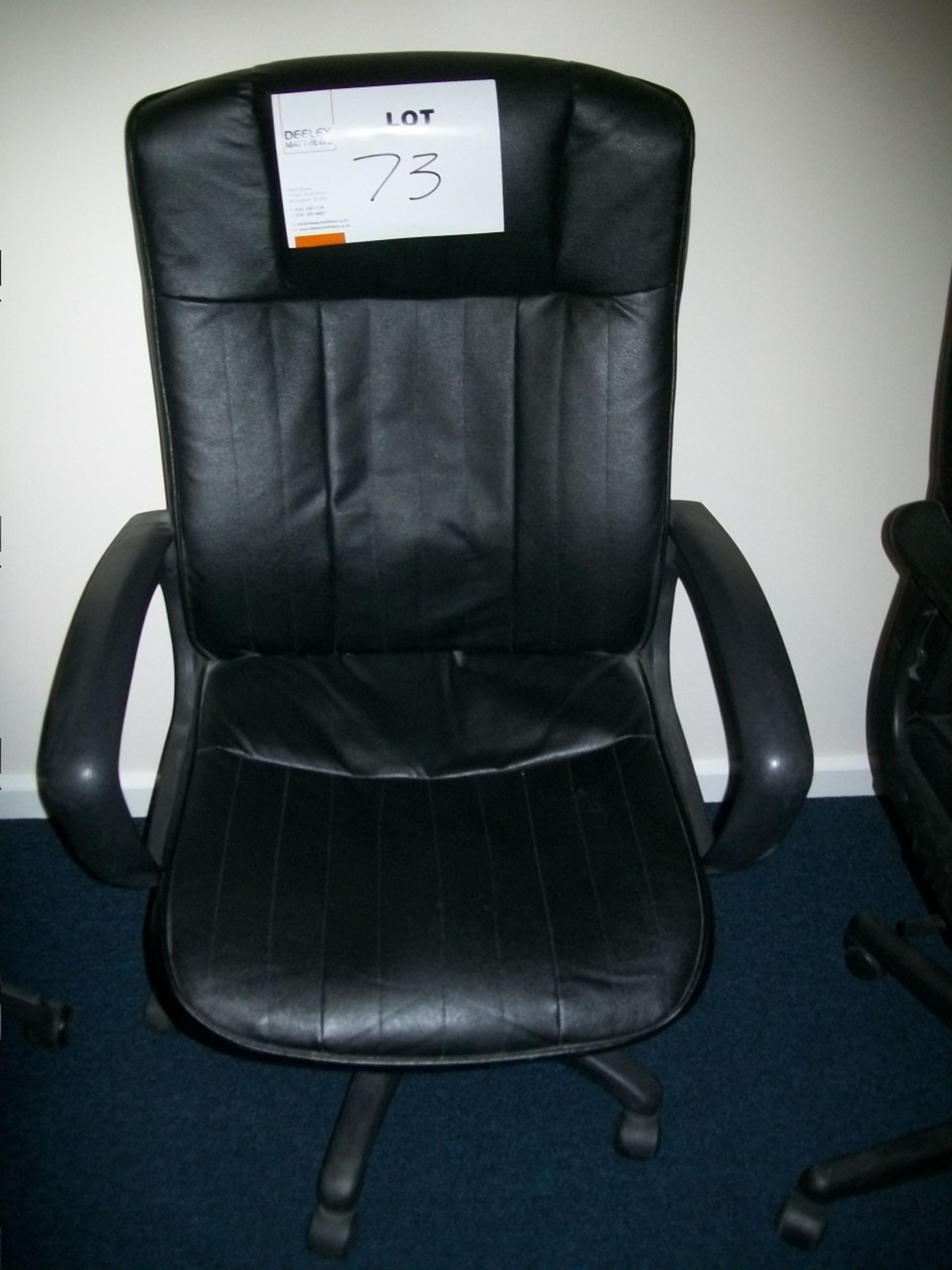 Executive swivel ARMCHAIR with gas strut, black leather effect