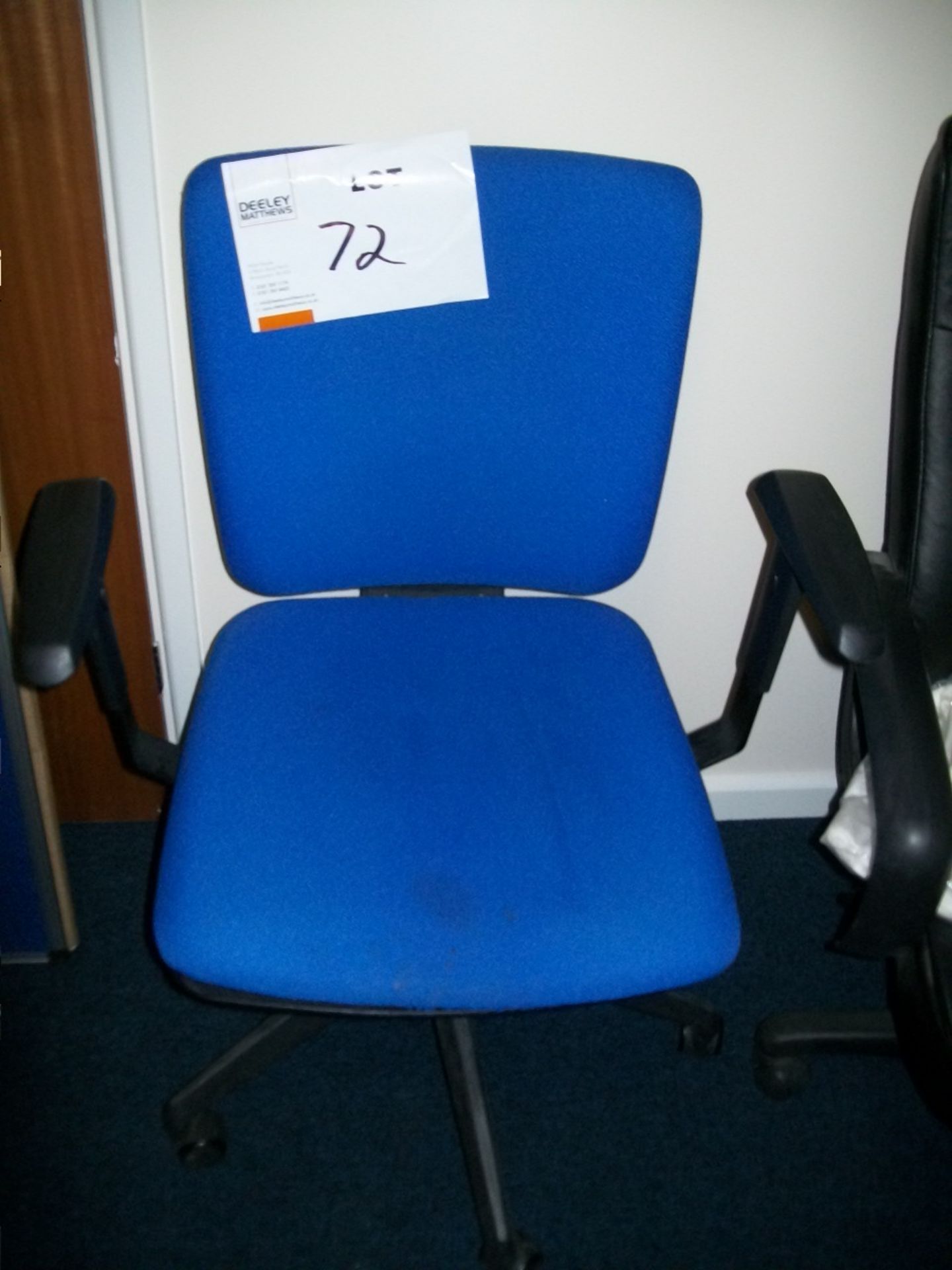Operators swivel ARMCHAIR with gas strut in blue fabric