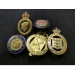 WW1 collection of 5x On War Service badges etc, with 1914-1915 VTC war munition workers and comrades