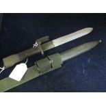 Bayonet: British X2E1 bayonet in its steel scabbard, blade 186mm. The whole in good condition.