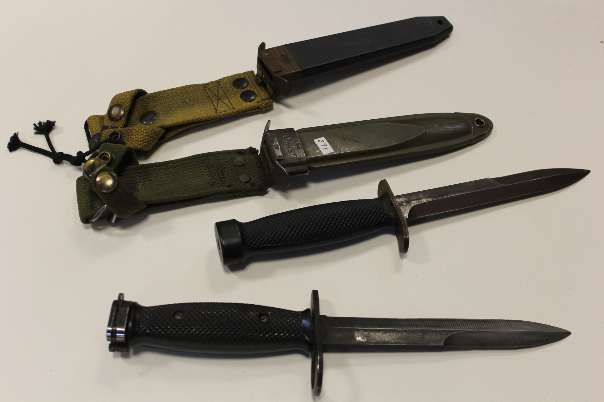 Bayonets post WW2 US pattern bayonets all in scabbards (4)