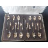 Cased set of twelve silver Old English pattern teaspoons and sugar tong, London 1923, weight 5oz