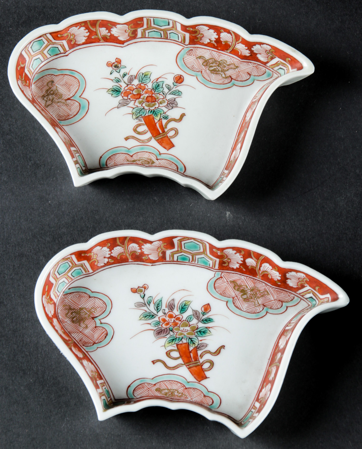 9 Antique Japanese Imari Porcelain Items. Consisting of a pair of Meiji period trapezoidal trays - Image 2 of 9