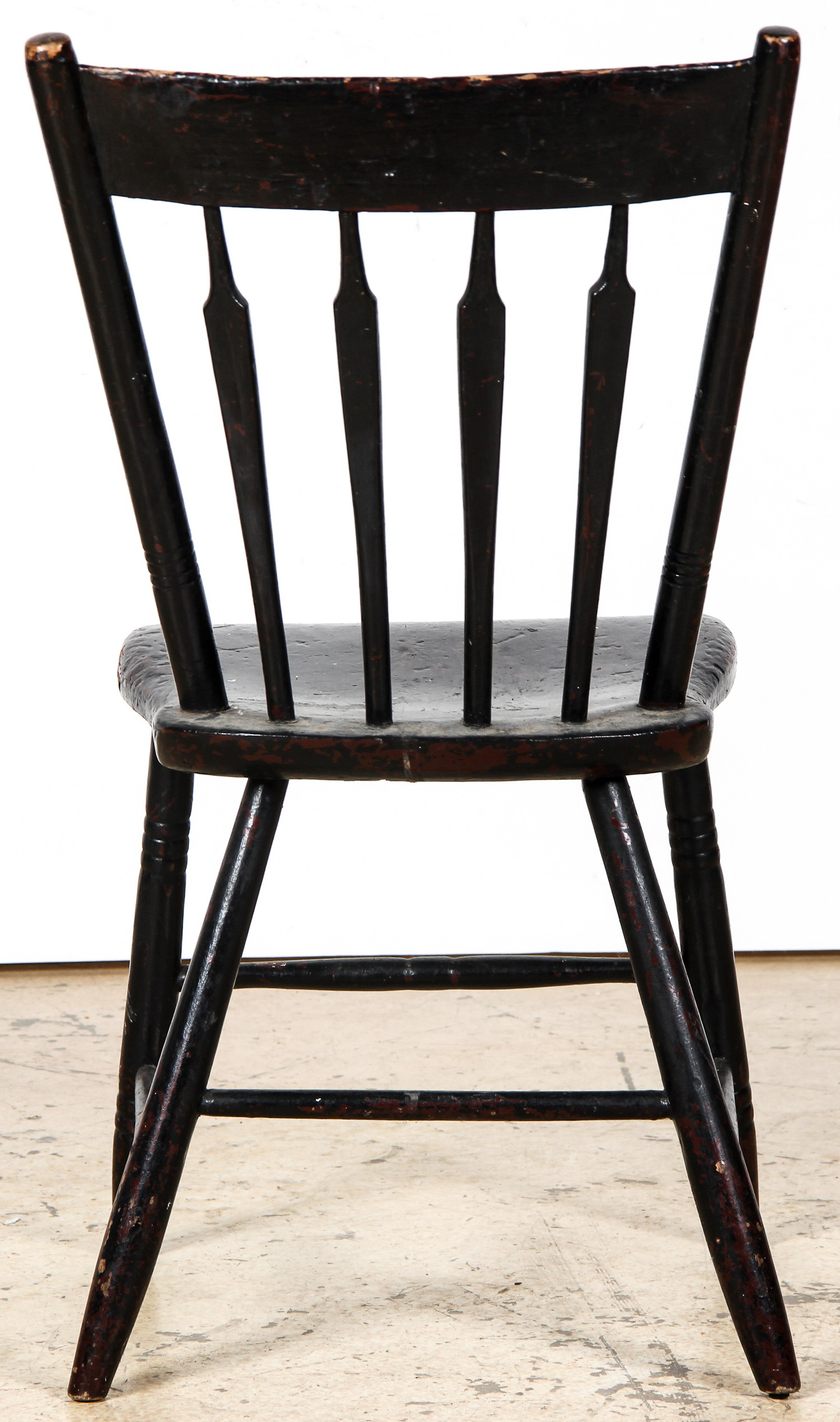 5 Antique Windsor Chairs. Each Size: 32" x 17.25" x 16" (81 x 44 x 41 cm). Provenance: Kristina - Image 4 of 4