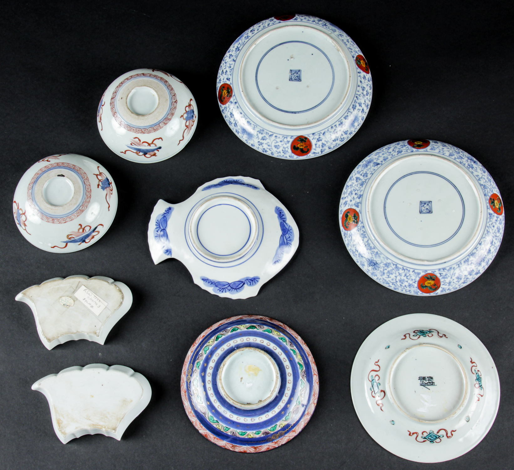 9 Antique Japanese Imari Porcelain Items. Consisting of a pair of Meiji period trapezoidal trays - Image 7 of 9