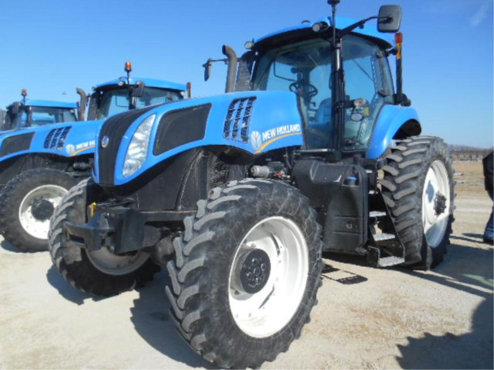 New Holland T8.275 Tractor '12, sn# ZCRC03036 6822+ Hrs, MFWD, Deluxe Cab, Buddy Seat, 235 HP, 18/