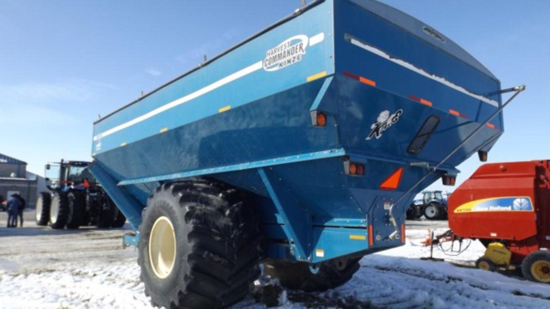 Kinze 1050 Harvest Commander Sof-Tred Grain Cart 24' Auger, Scale, Tarp, 76X50.00-32 Tires - Image 2 of 18