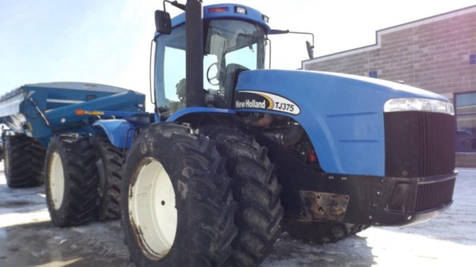 New Holland TJ375 Tractor '03, sn# RVS002016 7683 Hrs, 4WD, Fully Equipped Cab, 375 HP, 16/2 PS, - Image 2 of 24