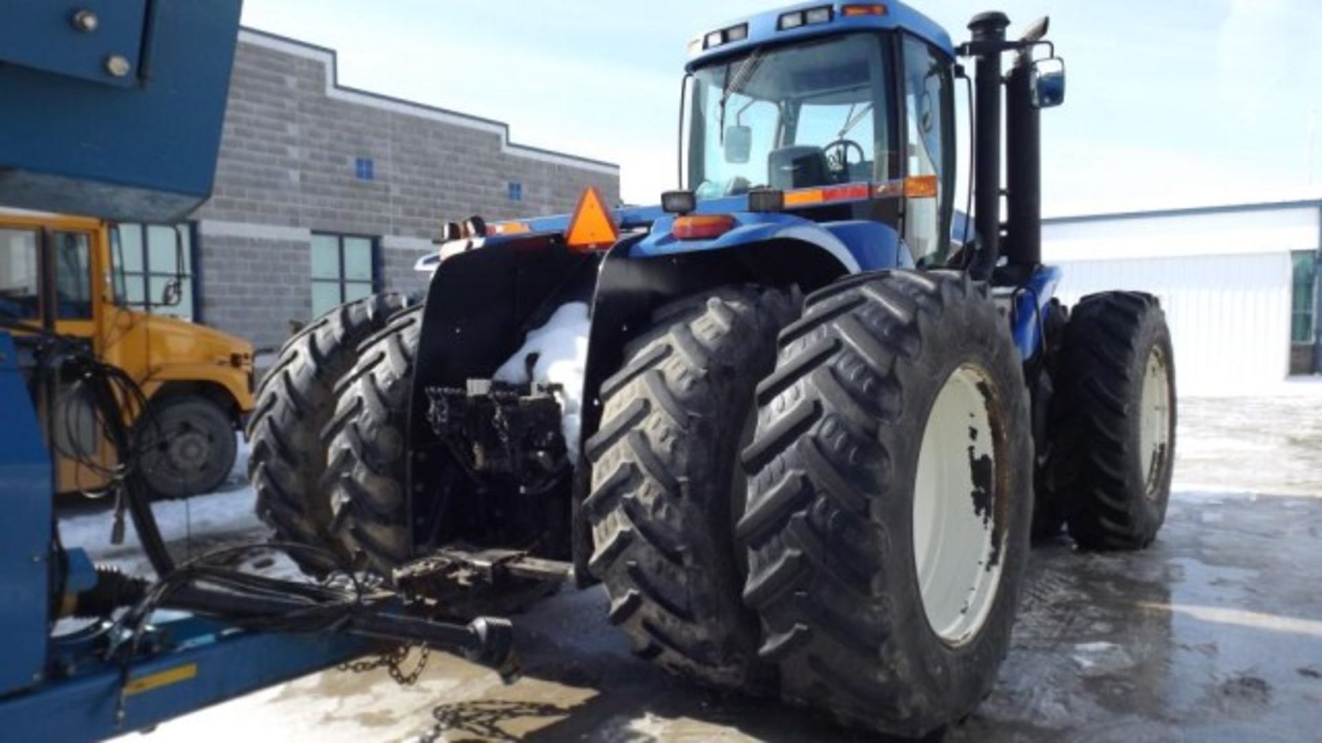New Holland TJ375 Tractor '03, sn# RVS002016 7683 Hrs, 4WD, Fully Equipped Cab, 375 HP, 16/2 PS, - Image 3 of 24