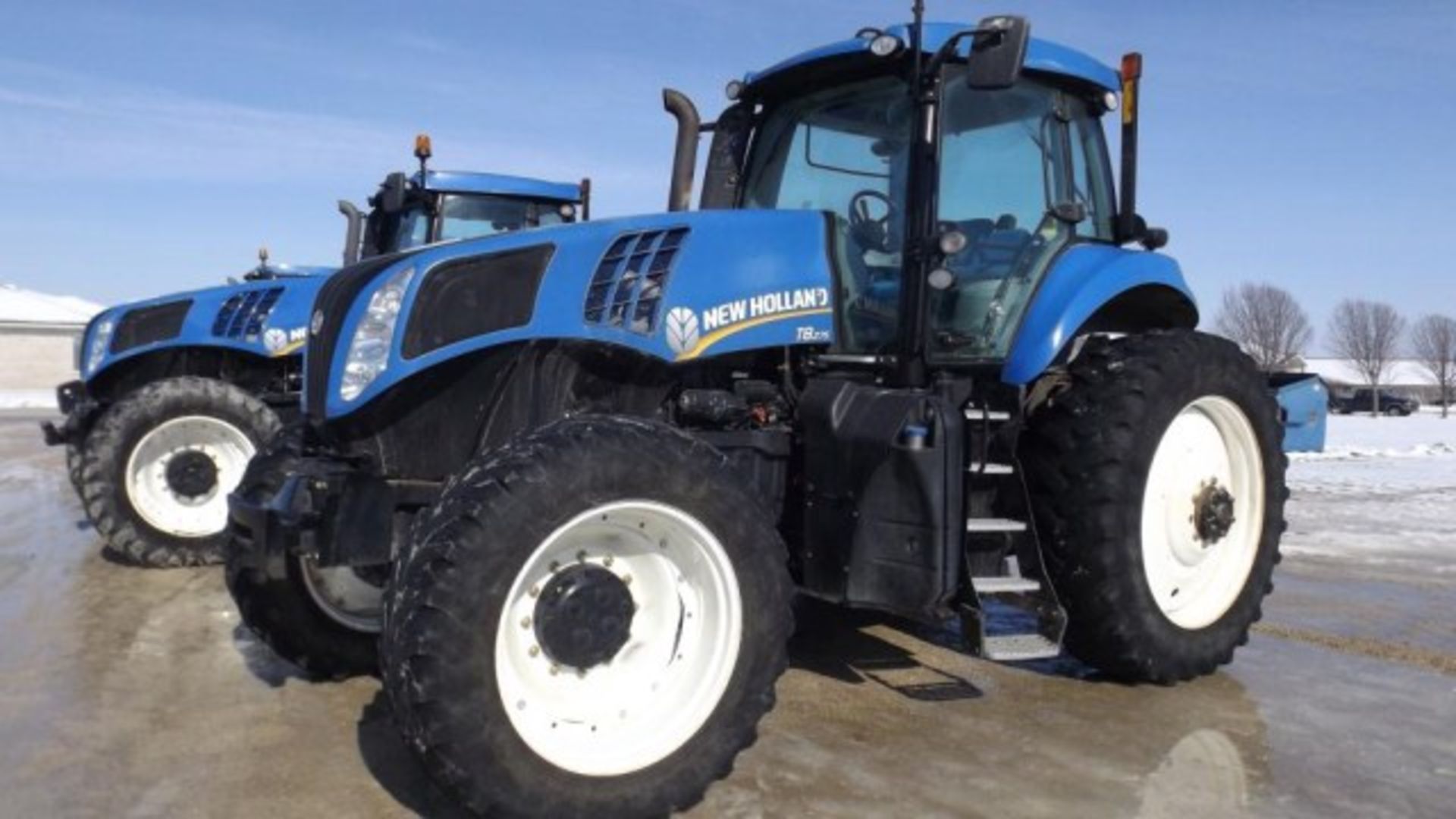 New Holland T8.275 Tractor '12, sn# ZCRC03030 6734 Hrs, MFWD, Deluxe Cab, Buddy Seat, 235 HP, 18/