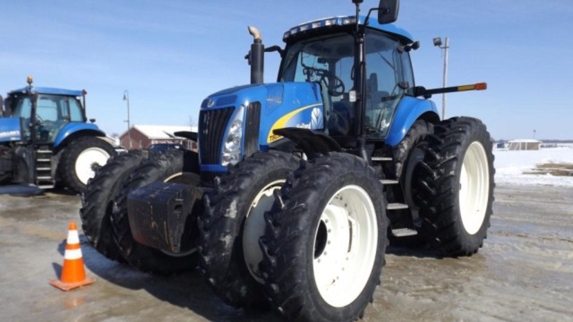 New Holland T8030 Tractor '10, sn# ZARW07507 1004 Hrs, Deluxe Cab, Buddy Seat, 303 HP, 18/4 PS, 3