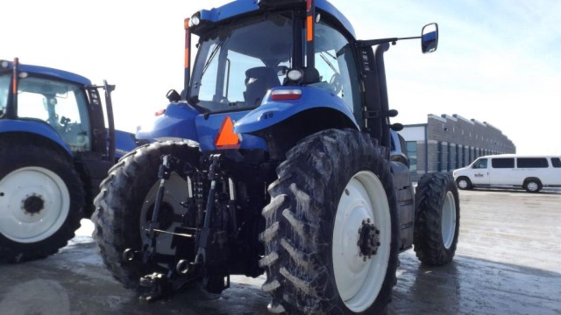 New Holland T8.275 Tractor '12, sn#ZCRC05266 4448 Hrs, MFWD, Deluxe Cab, Buddy Seat, 235 HP, 18/4 - Image 4 of 17