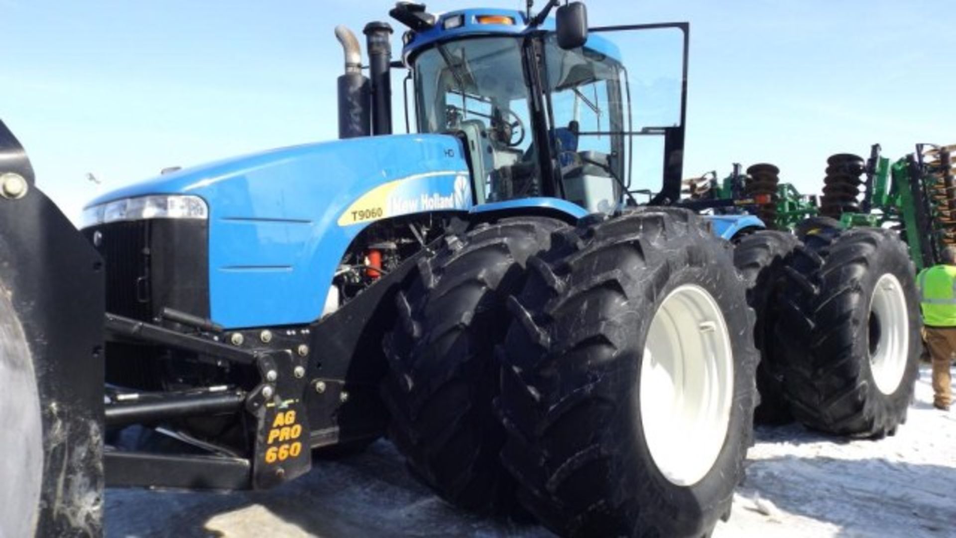 New Holland T9060 HD Tractor '11, sn# ZBF212353 4WD, Deluxe Cab, Buddy Seat, 535 HP, 16/2 PS,