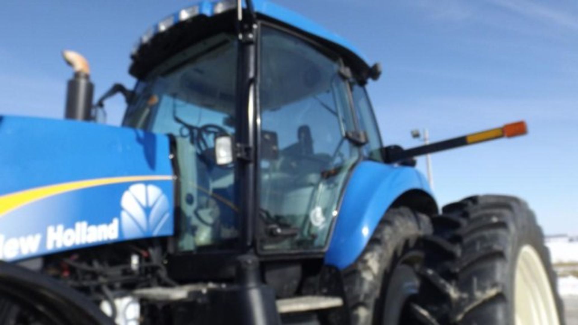 New Holland T8030 Tractor '10, sn# ZARW07507 1004 Hrs, Deluxe Cab, Buddy Seat, 303 HP, 18/4 PS, 3 - Image 5 of 17