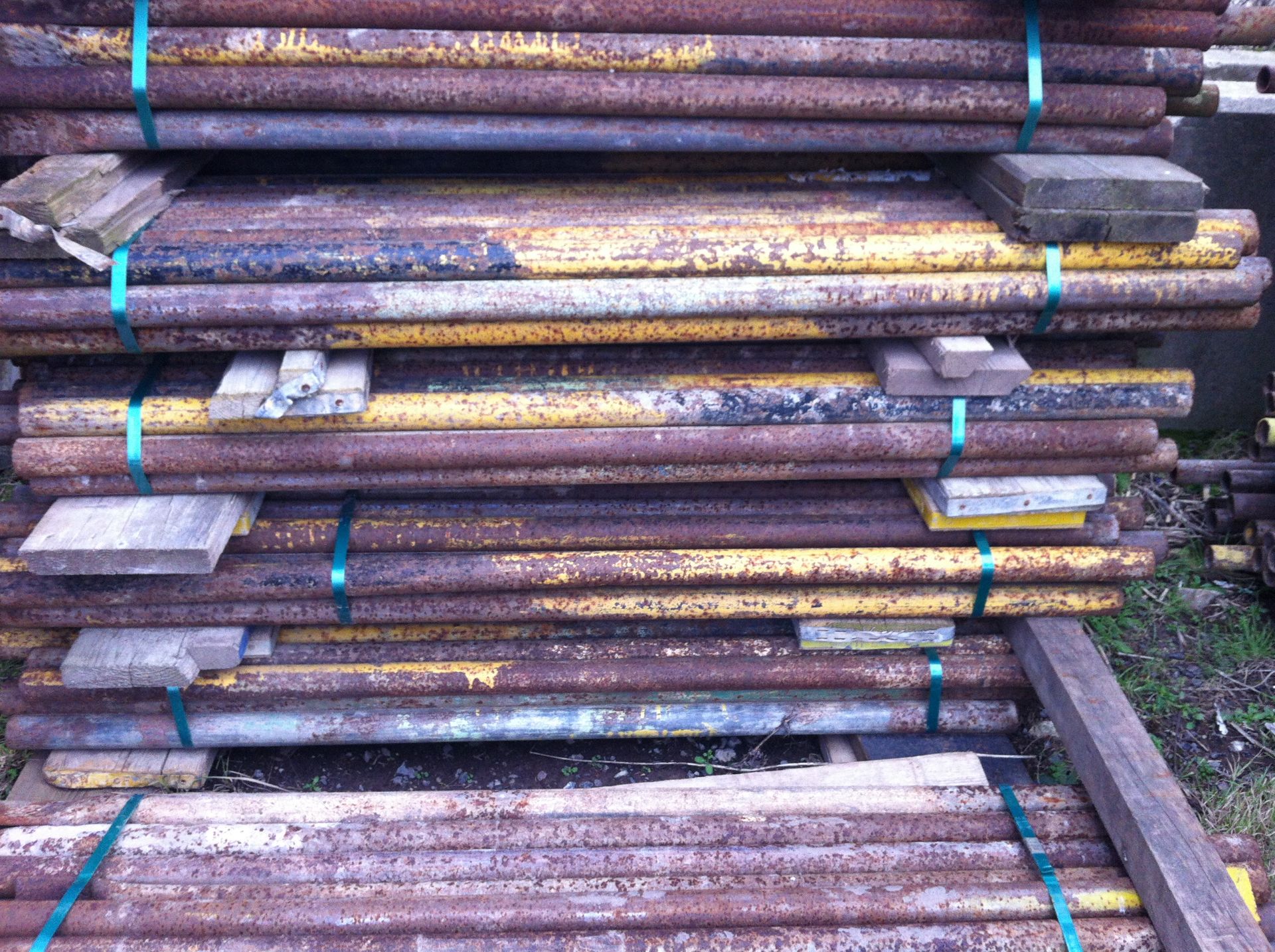 APPROX 200 STEEL SCAFFOLDING PUTLOG TUBES *NO VAT*