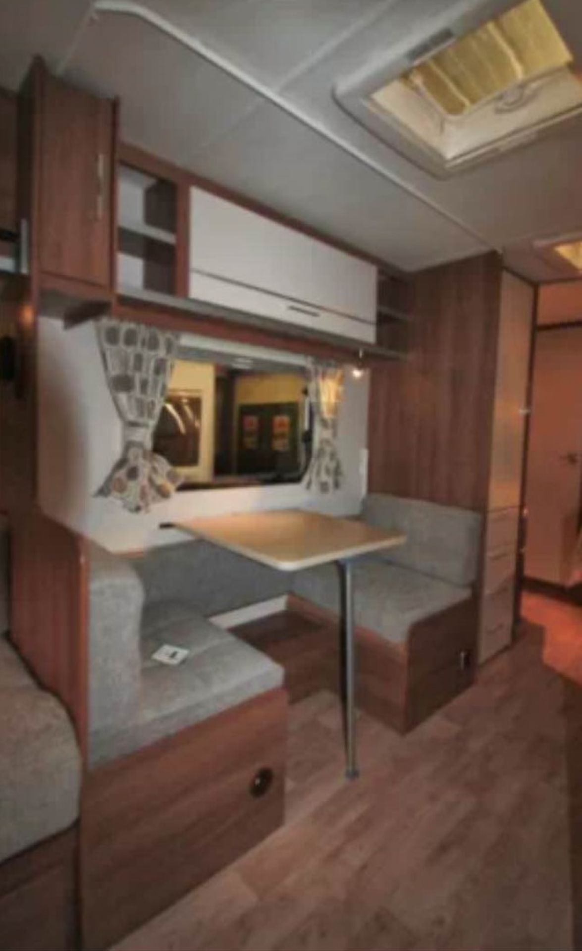 2015 BRAND NEW LUNAR VENUS 620/6 BERTH UNUSED TWIN AXLE CARAVAN WITH FIXED BED *PLUS VAT* - Image 9 of 14