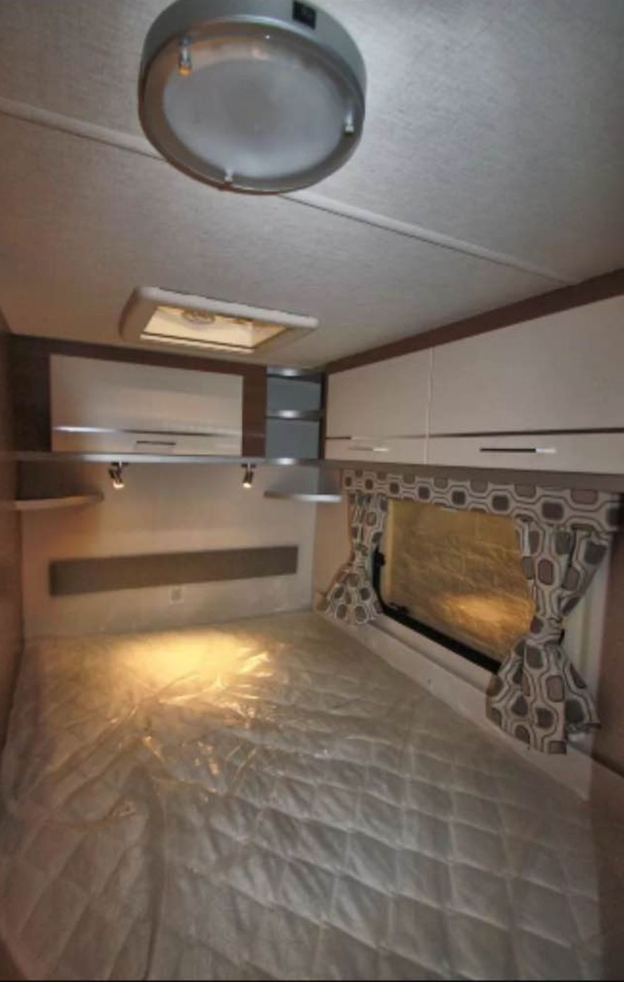 2015 BRAND NEW LUNAR VENUS 620/6 BERTH UNUSED TWIN AXLE CARAVAN WITH FIXED BED *PLUS VAT* - Image 11 of 14