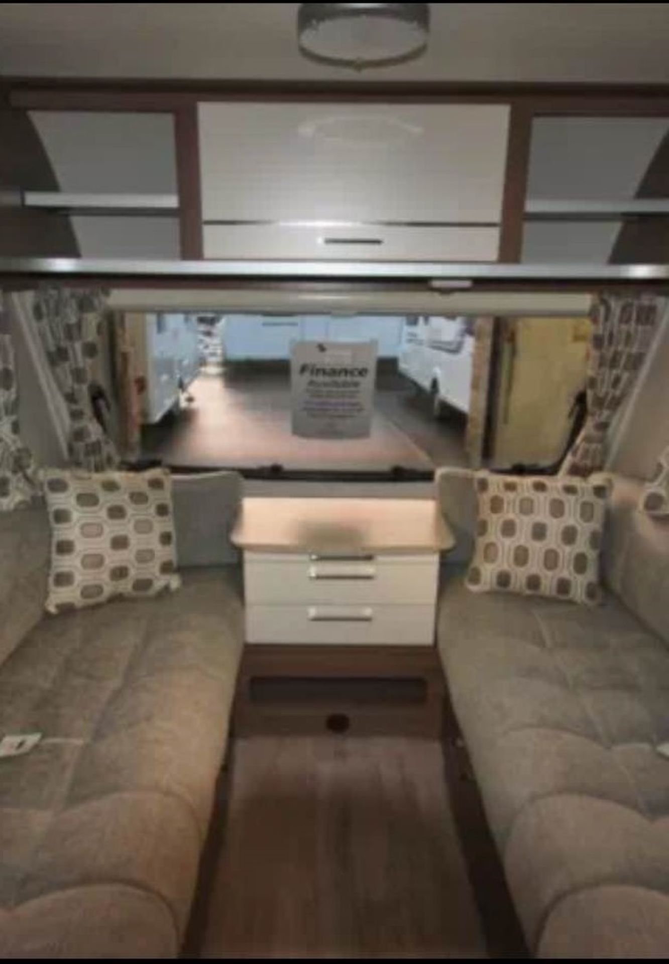 2015 BRAND NEW LUNAR VENUS 620/6 BERTH UNUSED TWIN AXLE CARAVAN WITH FIXED BED *PLUS VAT* - Image 6 of 14